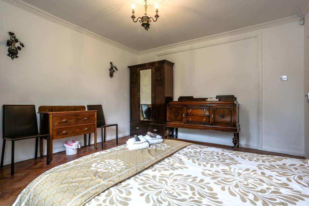 Oyo Guest House Ellipse Whetstone Extérieur photo