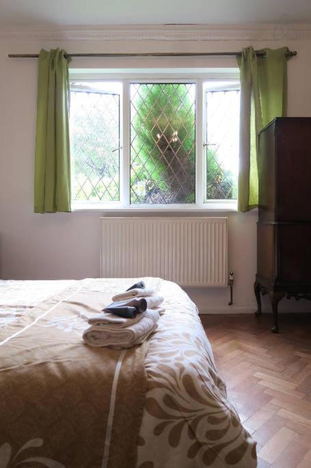 Oyo Guest House Ellipse Whetstone Extérieur photo