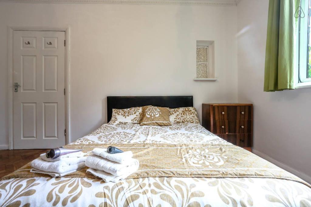 Oyo Guest House Ellipse Whetstone Extérieur photo
