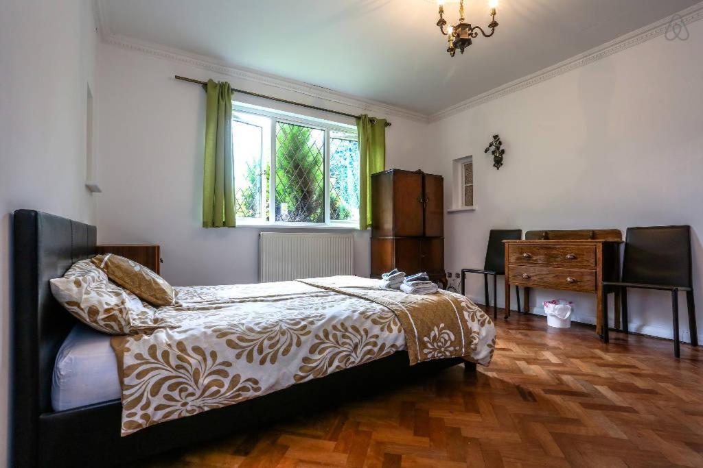 Oyo Guest House Ellipse Whetstone Extérieur photo