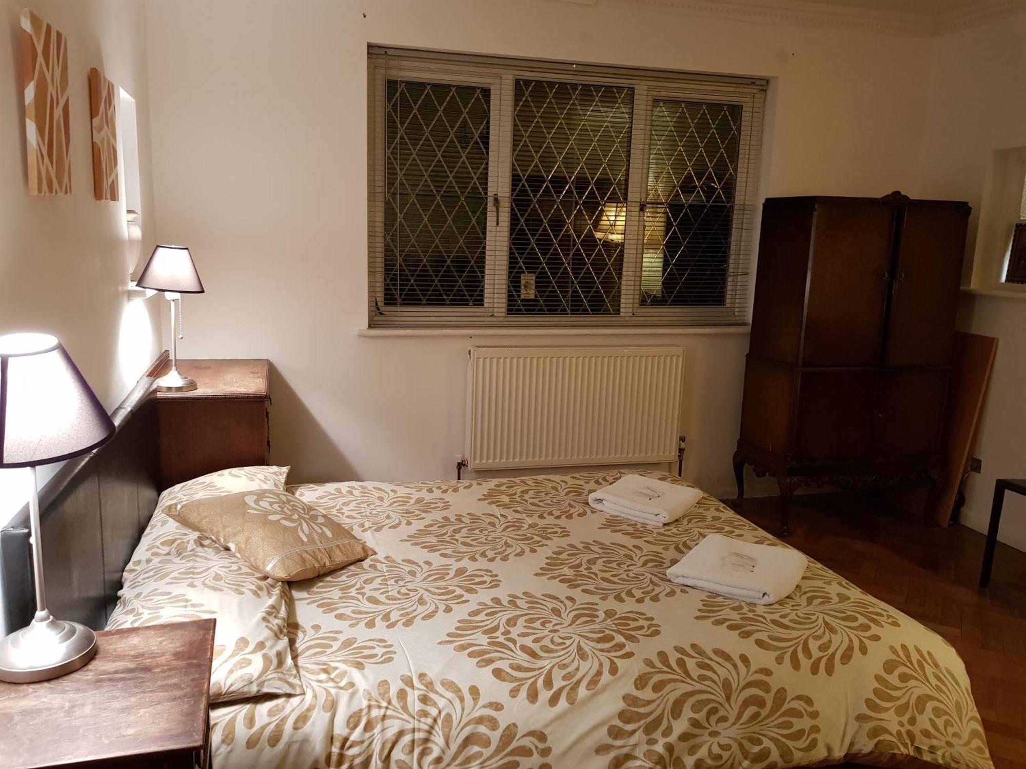 Oyo Guest House Ellipse Whetstone Extérieur photo