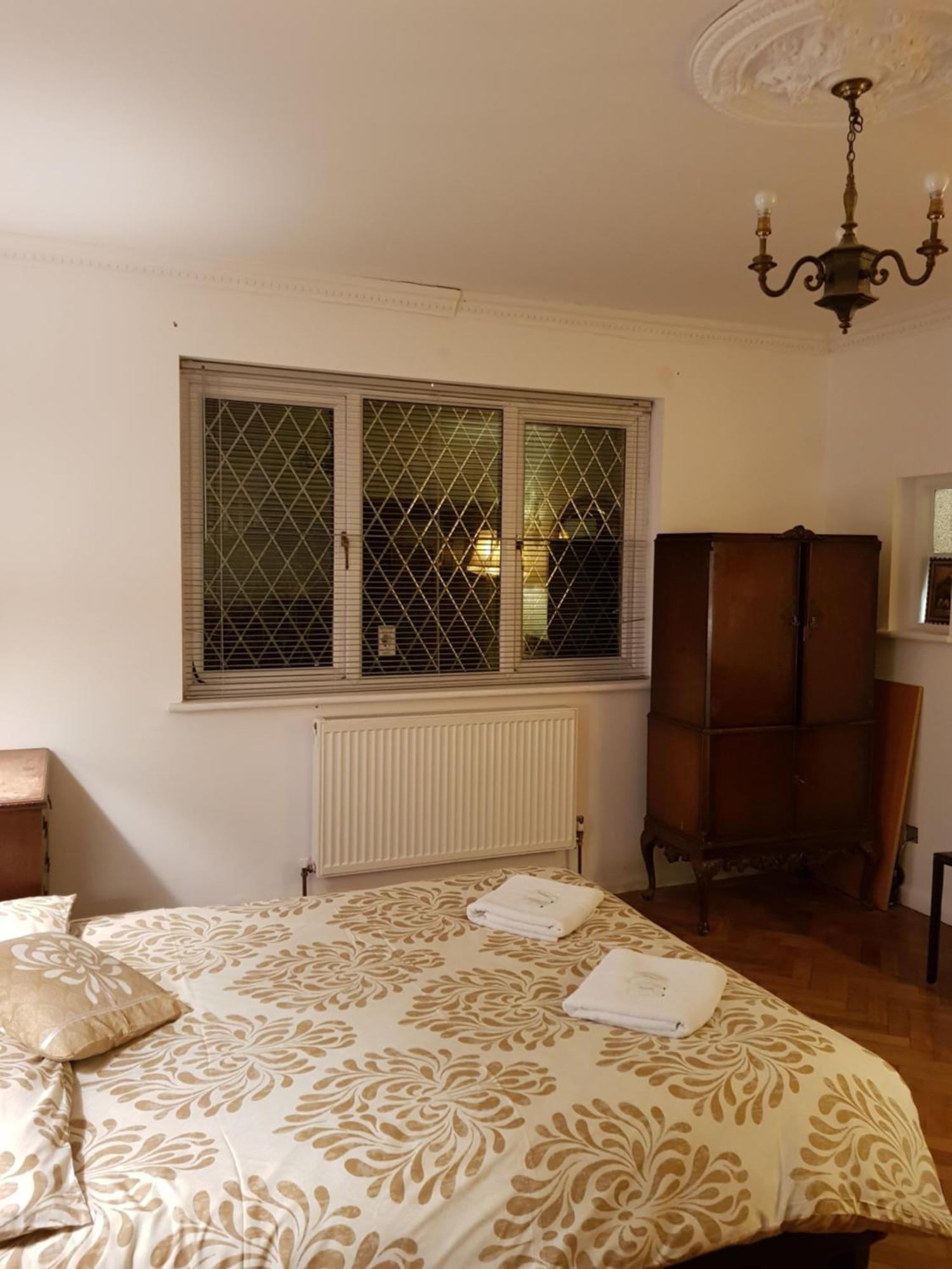Oyo Guest House Ellipse Whetstone Extérieur photo