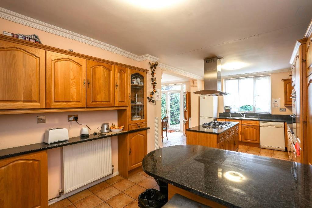 Oyo Guest House Ellipse Whetstone Extérieur photo