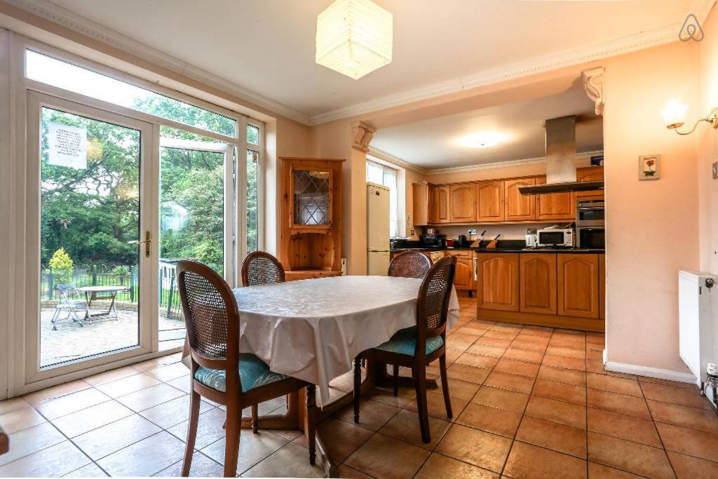Oyo Guest House Ellipse Whetstone Extérieur photo