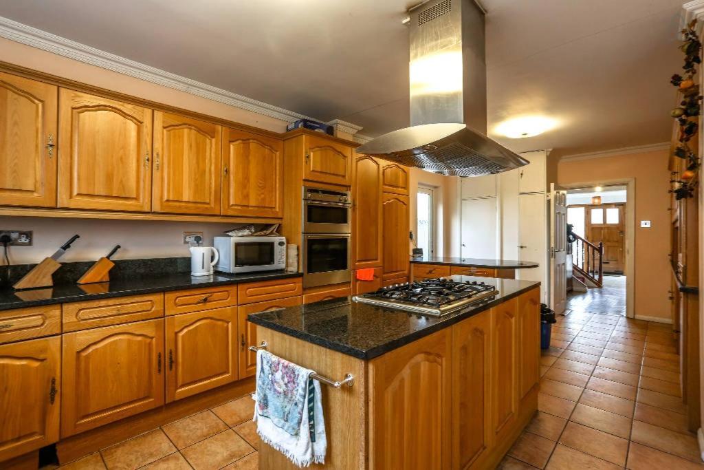 Oyo Guest House Ellipse Whetstone Extérieur photo